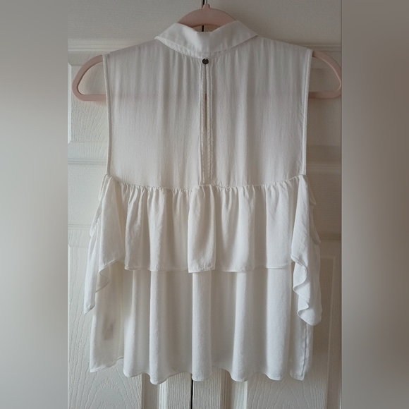Chic White Ruffled Blouse - Picture 2 of 3